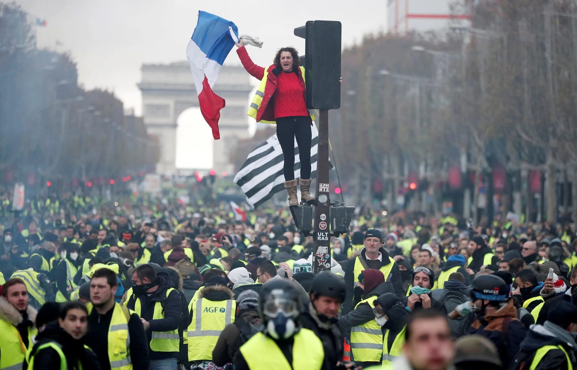 Движение жёлтых жилетов во Франции. Париж протесты желтые жилеты. Протесты желтых жилетов во Франции. Макрон движение «жёлтые жилеты во Франуии.