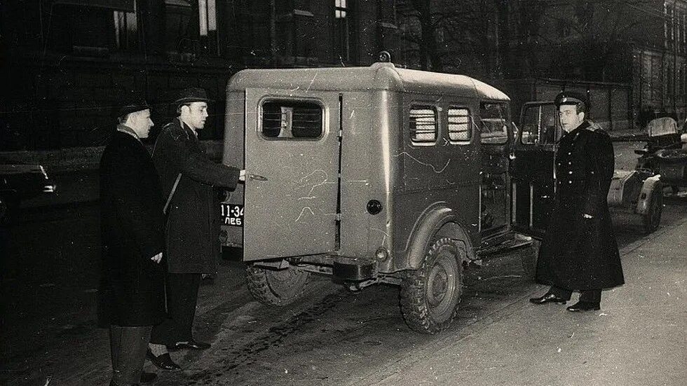 Арест ссср. ГАЗ 51 воронок. Черный воронок НКВД аресты 1937. Черный воронок машина НКВД 1937. ГАЗ 51 автозак.