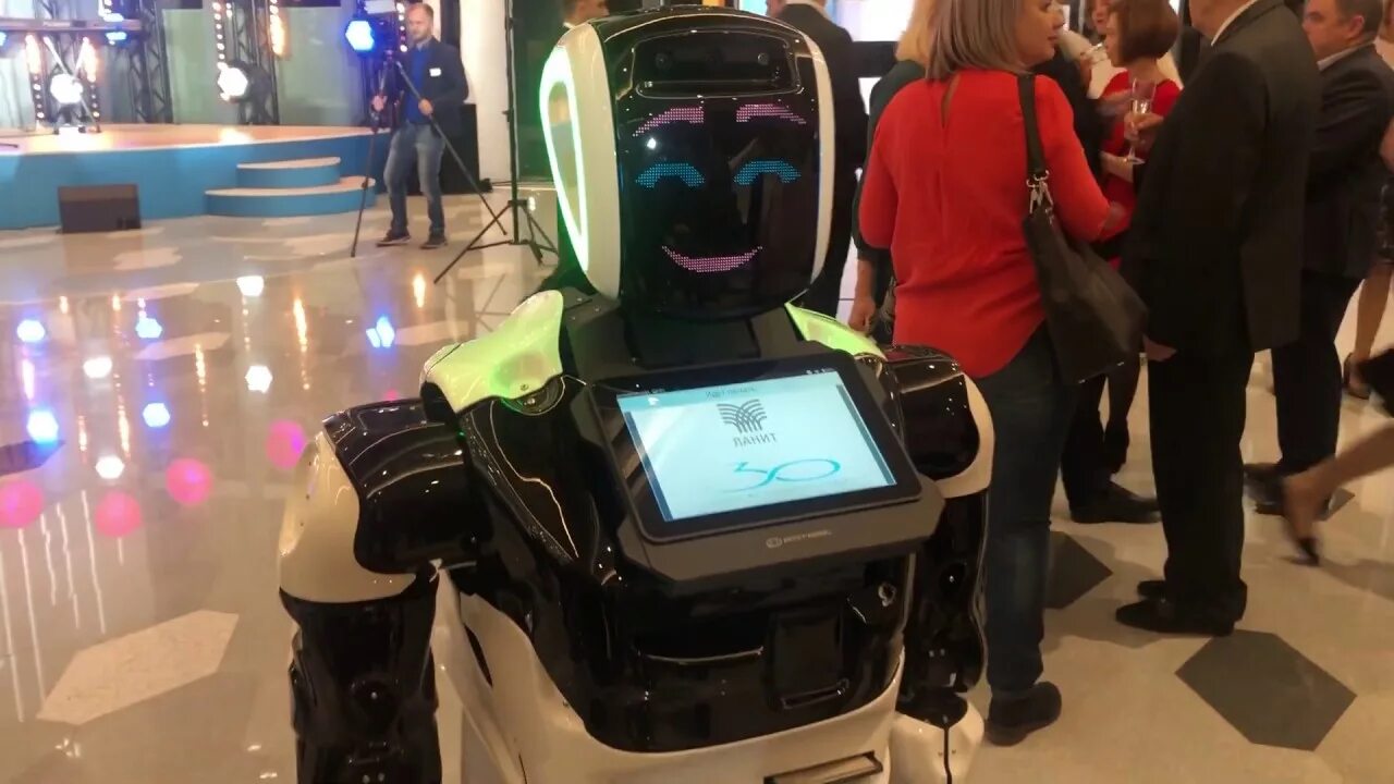 Роботы в москве видео. Робот на мероприятие. аренда роботов на мероприятие. шоу роботов москва. led роботы в аренду.