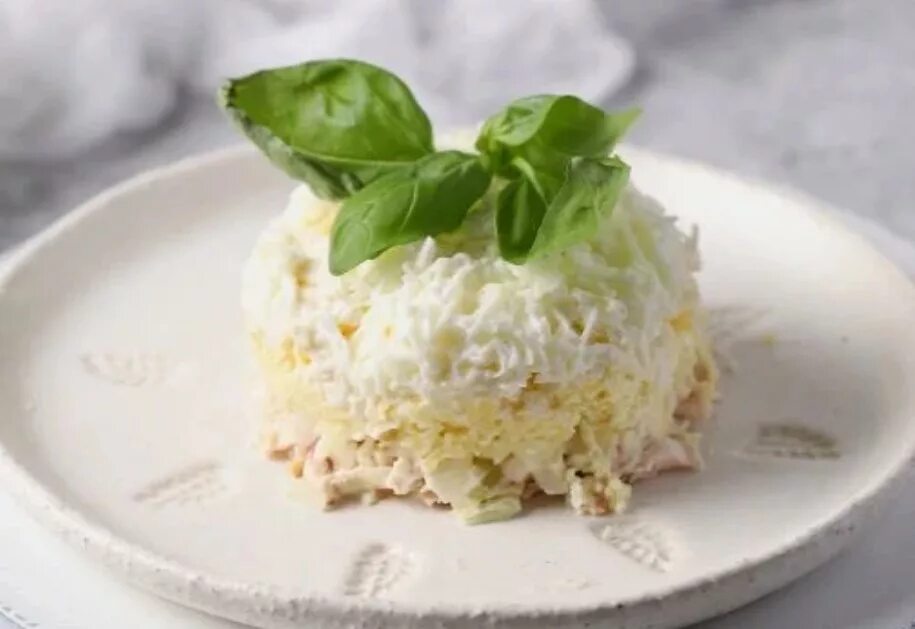Салат белый с копченой курицей. Салат невеста с курицей. салат невеста рецепт. салаты на новый год невеста.