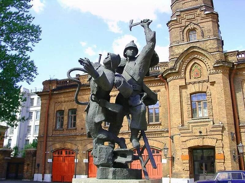 Памятники разных. Памятники Васильевского острова Санкт-Петербурга. Памятник пожарным на большом проспекте. Памятник пожарным на Васильевском острове в СПБ. Памятник пожарным блокадного Ленинграда.