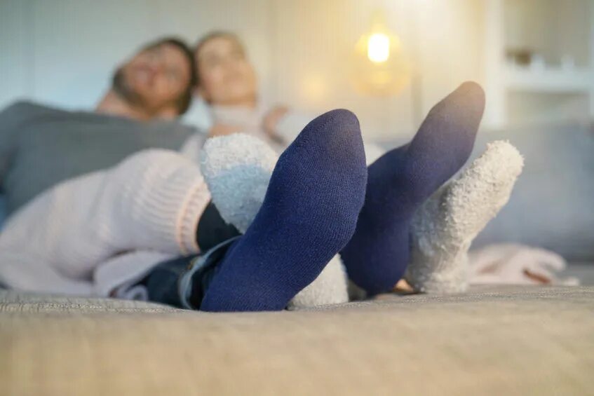 Couples feet. Идеи для фото ноги в носках для пары. Пара носок смотрит в разные стороны картинка.