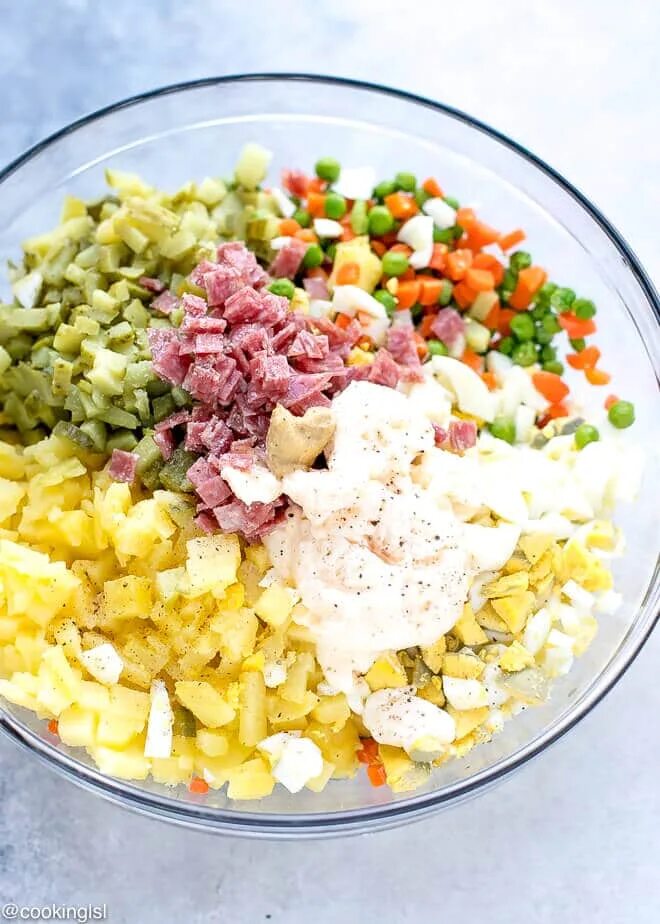 салат оливье. салат оливье с горошком. 100 г оливье. оливье с колбасой. рецепт салата классический с колбасой.