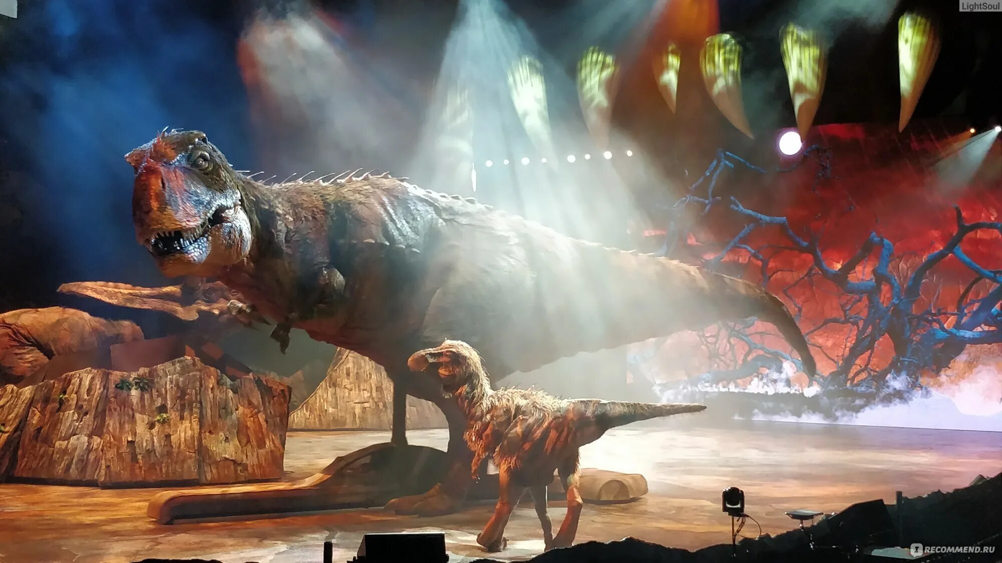 Динозавр шоу отзывы. Шоу прогулки с динозаврами. Шоу динозавр. Шоу динозавров в Москве 2022. Фестиваль динозавров.