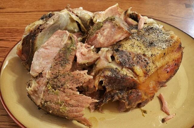 Говяжья лопатка томленая в духовке. Мясо говядины в рукаве. Говядина лопатка в духовке. Блюда из говяжьей лопатки. Стейк из говяжьей лопатки.