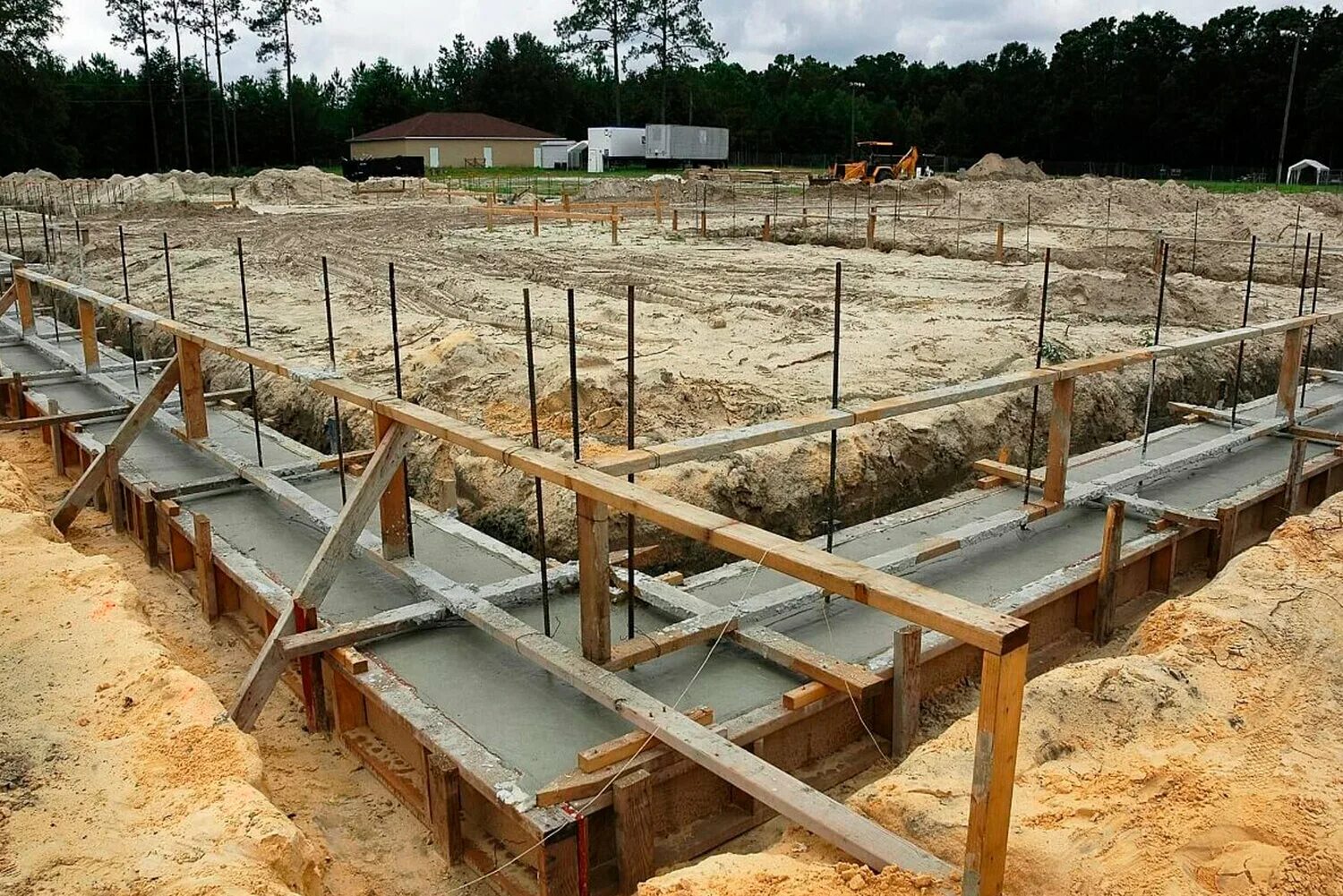 ленточный фундамент м250. бетонирование ленточного фундамента. ленточный бетонный фундамент. опалубка для ленточного фундамента. приспособления для заливки фундамента.