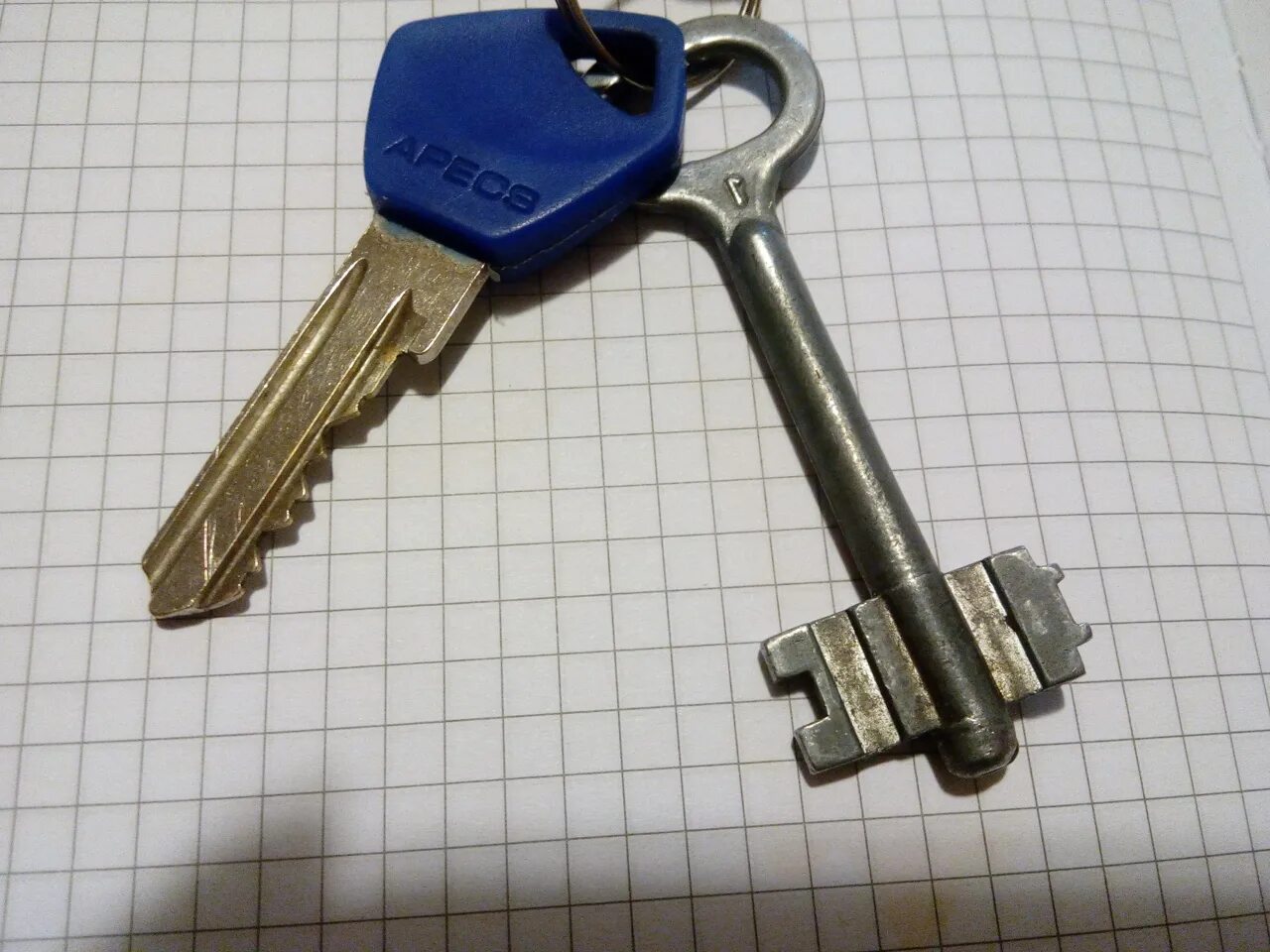 Ключ с двумя штырями. Ключи от квартиры. Потерял ключи. Потерянные ключи. Где можно ключ сделать машины
