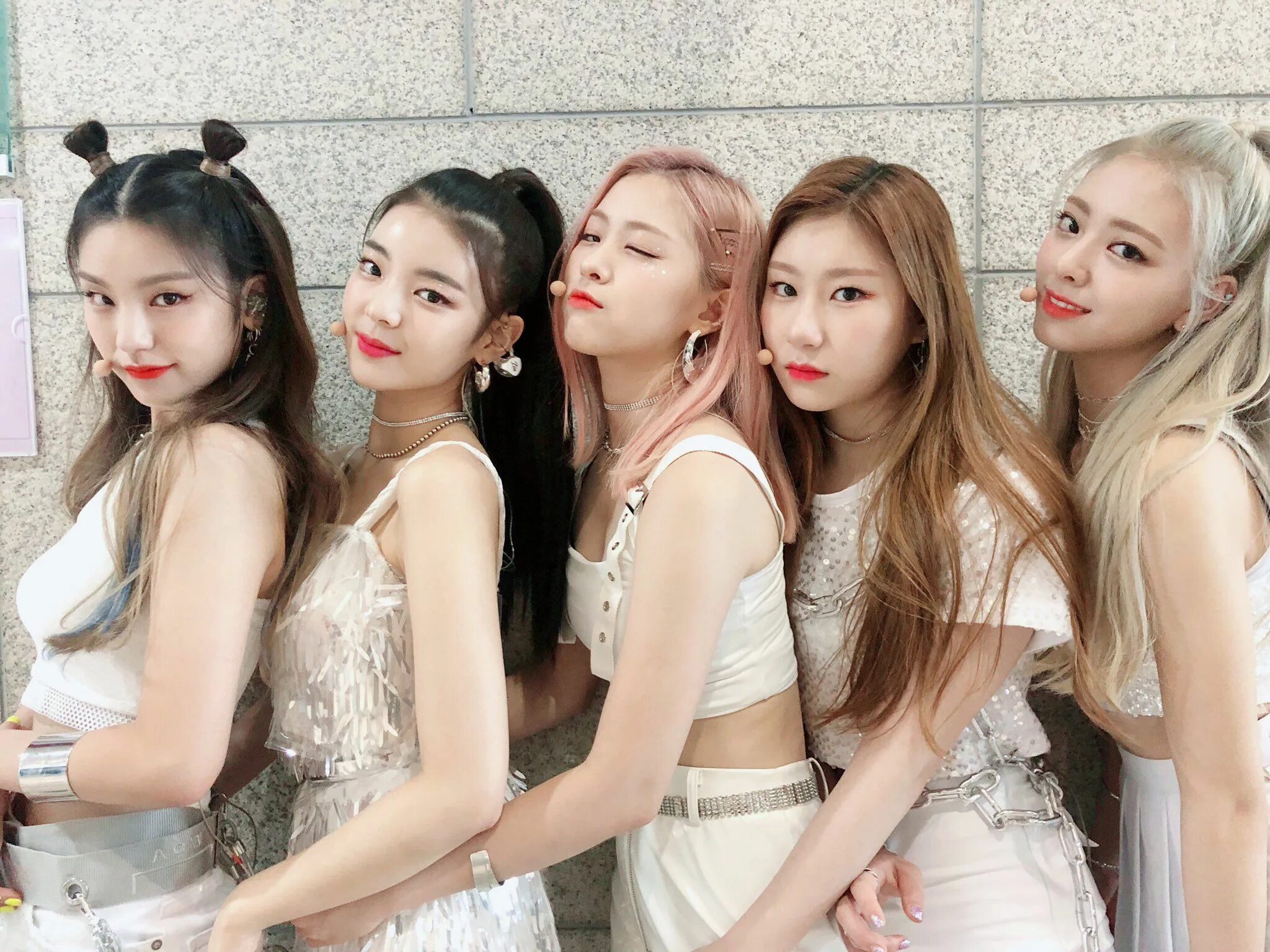 Itzy kpop. Группа itzy 2021. Itzy корейская группа. Itzy корейская группа. K pop группа itzy.