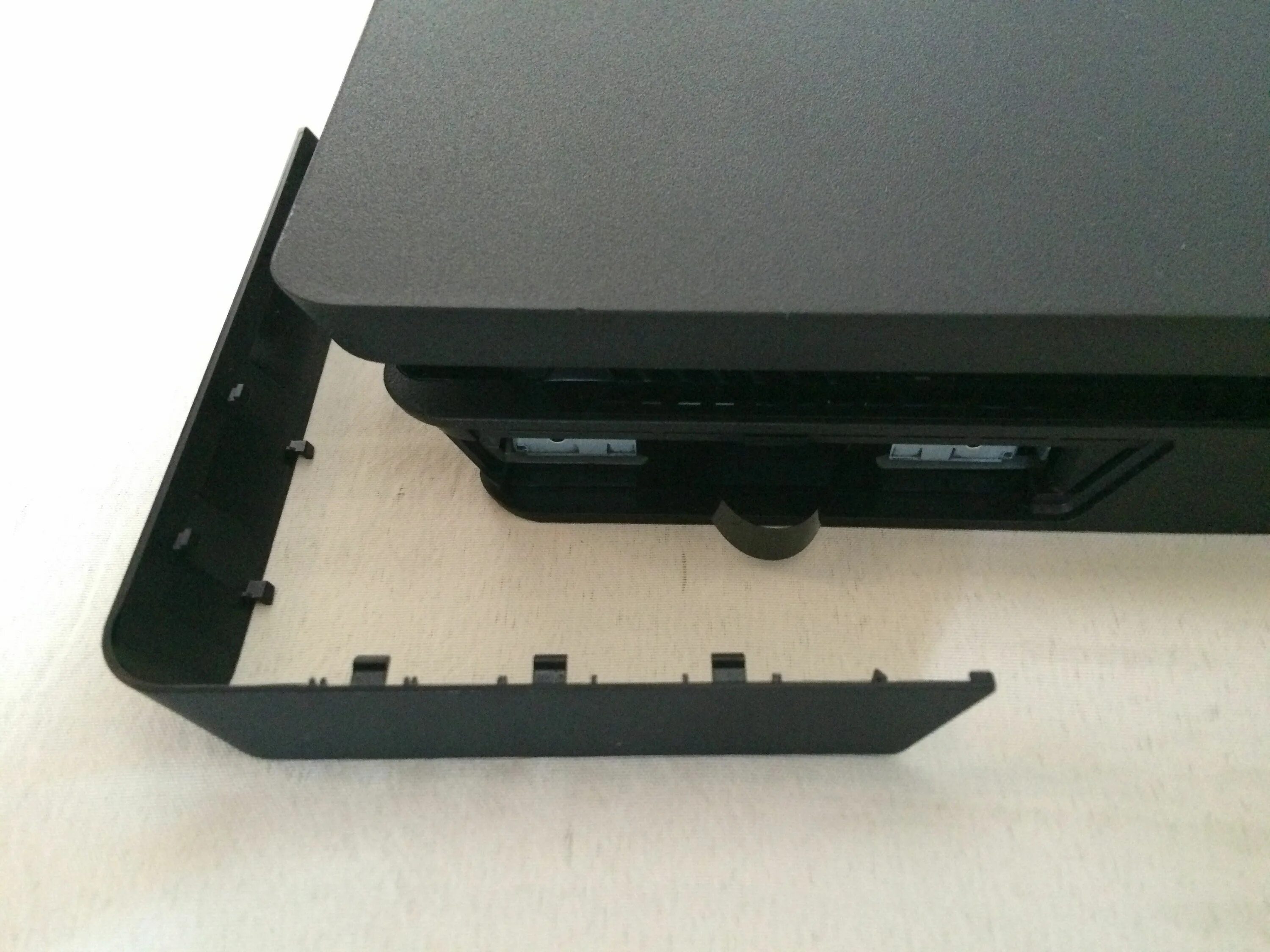 Как вытащить диск из ps4. Ps4 slim hdd. aux ps4 slim. ps 4 slim с дисками. ps4 slim hdd remove.