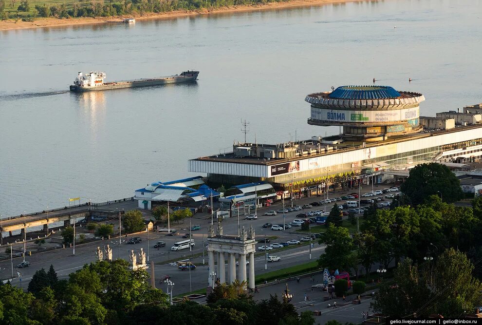 Город порт на волге. Река Волга речпорт Волгоград. Волгоградский Речной вокзал. Речной вокзал Волгоград. Порт Волга репорт Волгоград.