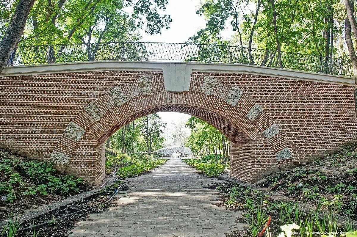 Малый каменный мост. Гротесковый мост в Нескучном саду. Каменный мост в Нескучном саду. Средний мост в Нескучном саду. Нескучный сад арка.