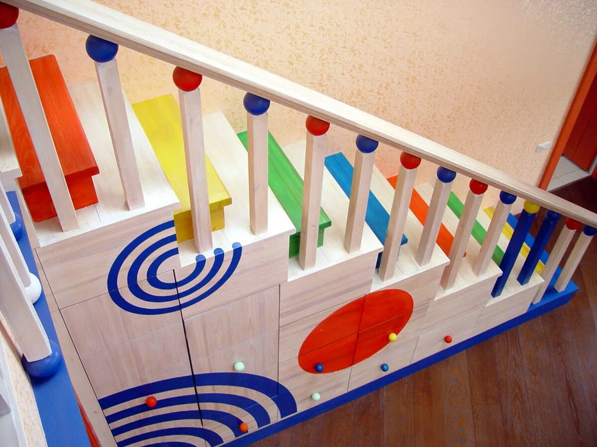 Текст из коридора по деревянной лестнице дети. Лестница в детском саду. Декор лестницы в детском саду. Украшение лестницы в детском саду. Лестница в ДОУ.