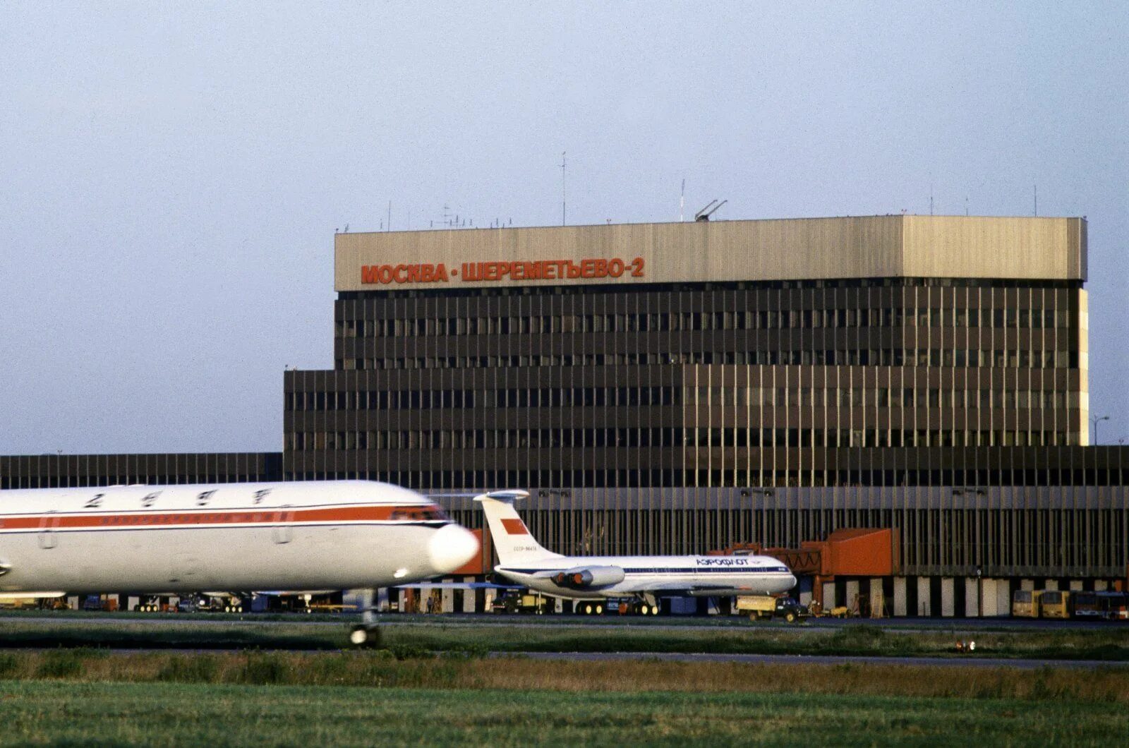 Шереметьево аэропорт в 90. Шереметьево терминал f. Два аэропорта шереметьево. Два аэропорта шереметьево. Шереметьево 2 аэропорт 1980 год.