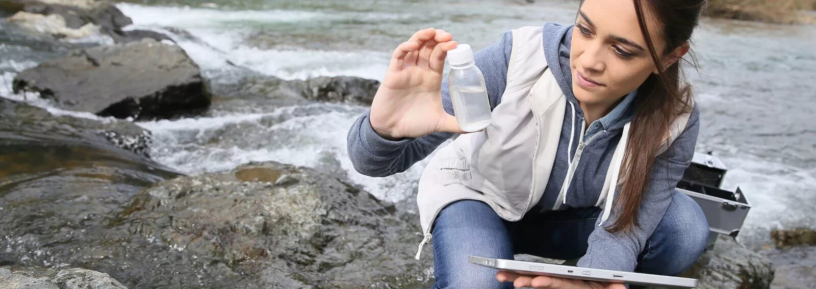 Гидрогеолог. Гидролог профессия. Гидрогеологические изыскания. Гидрогеолог профессия. Инженер гидрогеолог.