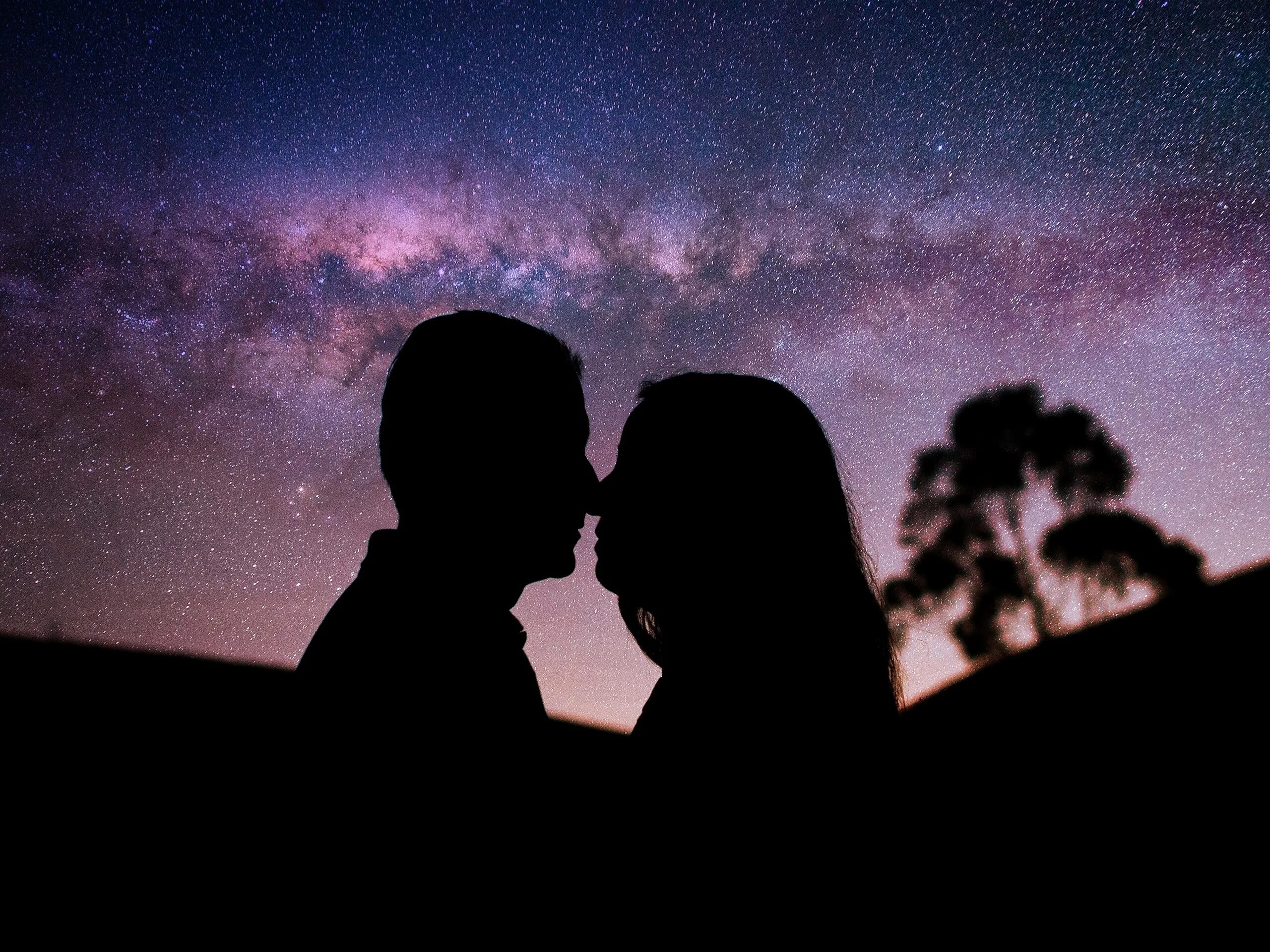 Фото парня и девушки. Пара на набережной ночь. Парень с девушкой ночью. Видео девушка и парень ночь. Парень ночью на улице селфи.