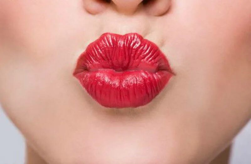 Селфи губы уточкой. Женские губы. Губы вытянутые в трубочку. Упражнение вытянутые губы. Упражнения для губ трубочка.