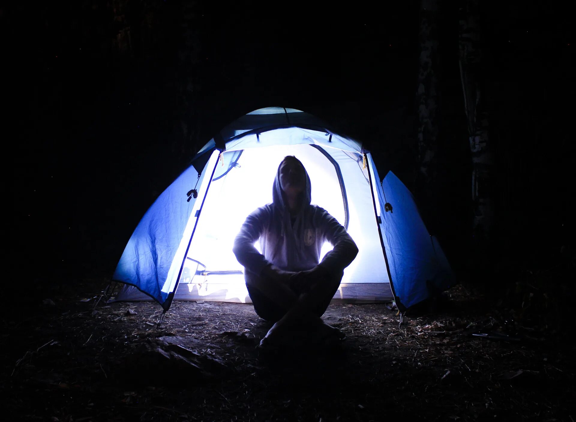 Night camp. Палатка ночью. Палатка внутри. Палатка в лесу. Палатка в лесу ночью.