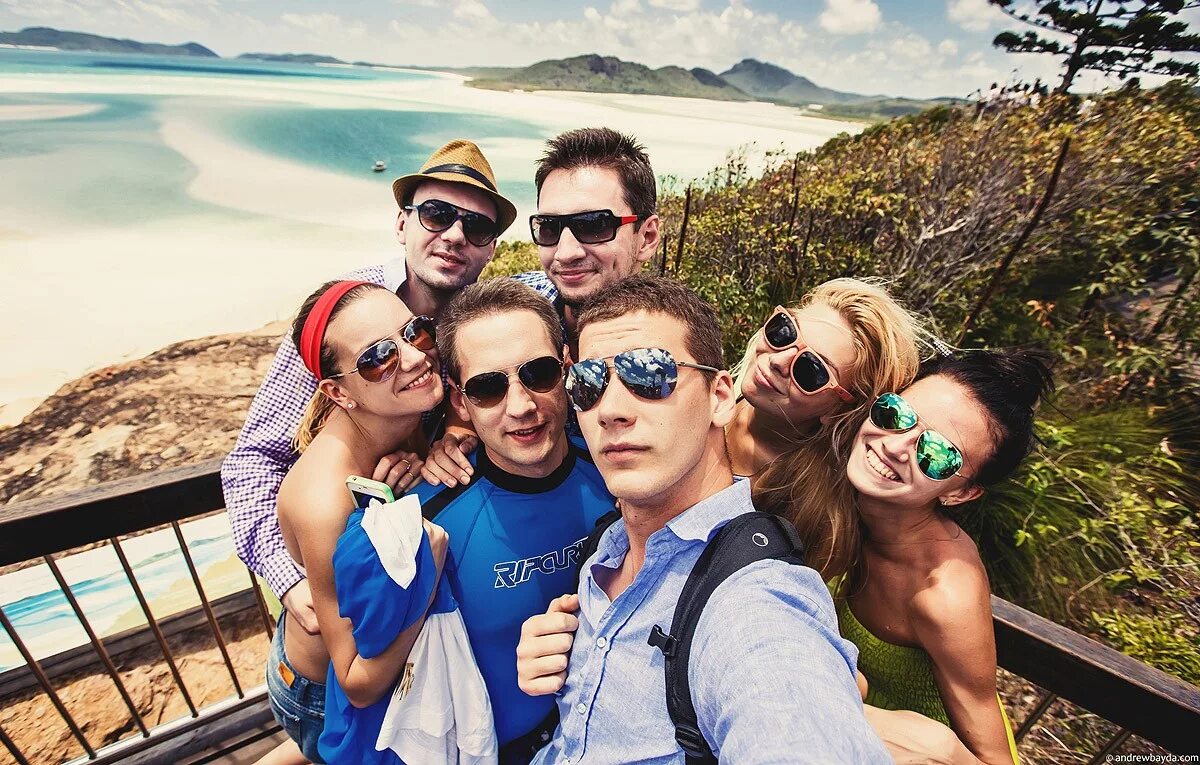 Туристы в Австралии. Австралия туризм. Группа путешественников. Путешествие группой.