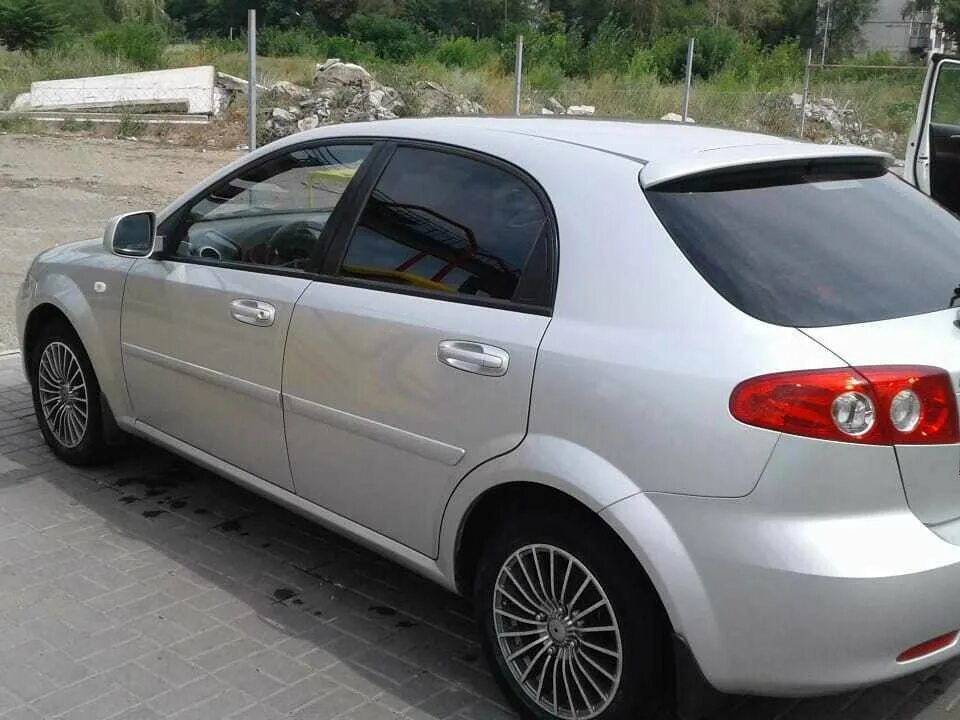 Лачетти хэтчбек 1.4 купить. Chevrolet Lacetti 2010 хэтчбек. Шевроле Лачетти хэтчбек 1.4. Chevrolet Lacetti 2010 седан серебристая. Chevrolet Lacetti 2010 серебристый.