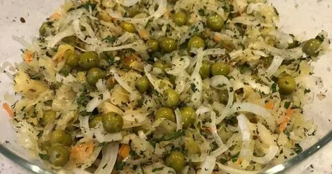Салат из квашеной капусты и зеленого горошка