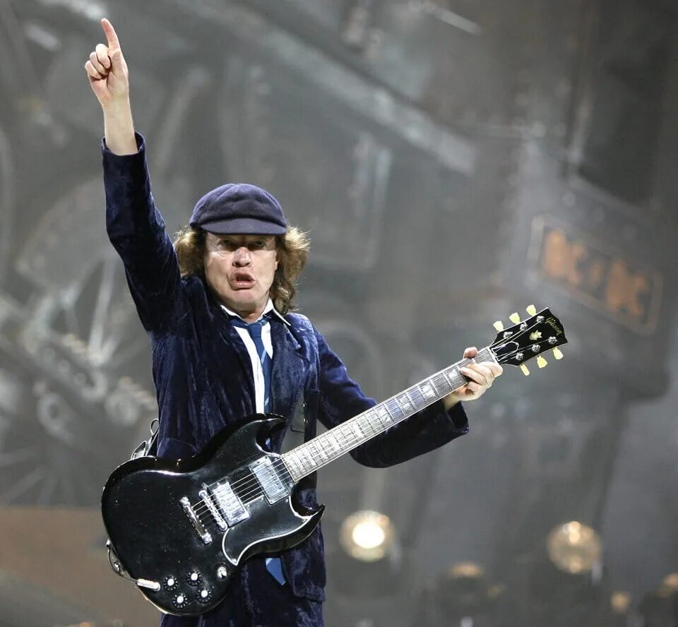 I like rock music. Angus young AC/DC. Angus young в молодости. AC DC кепка Ангус. Гитарист AC DC.