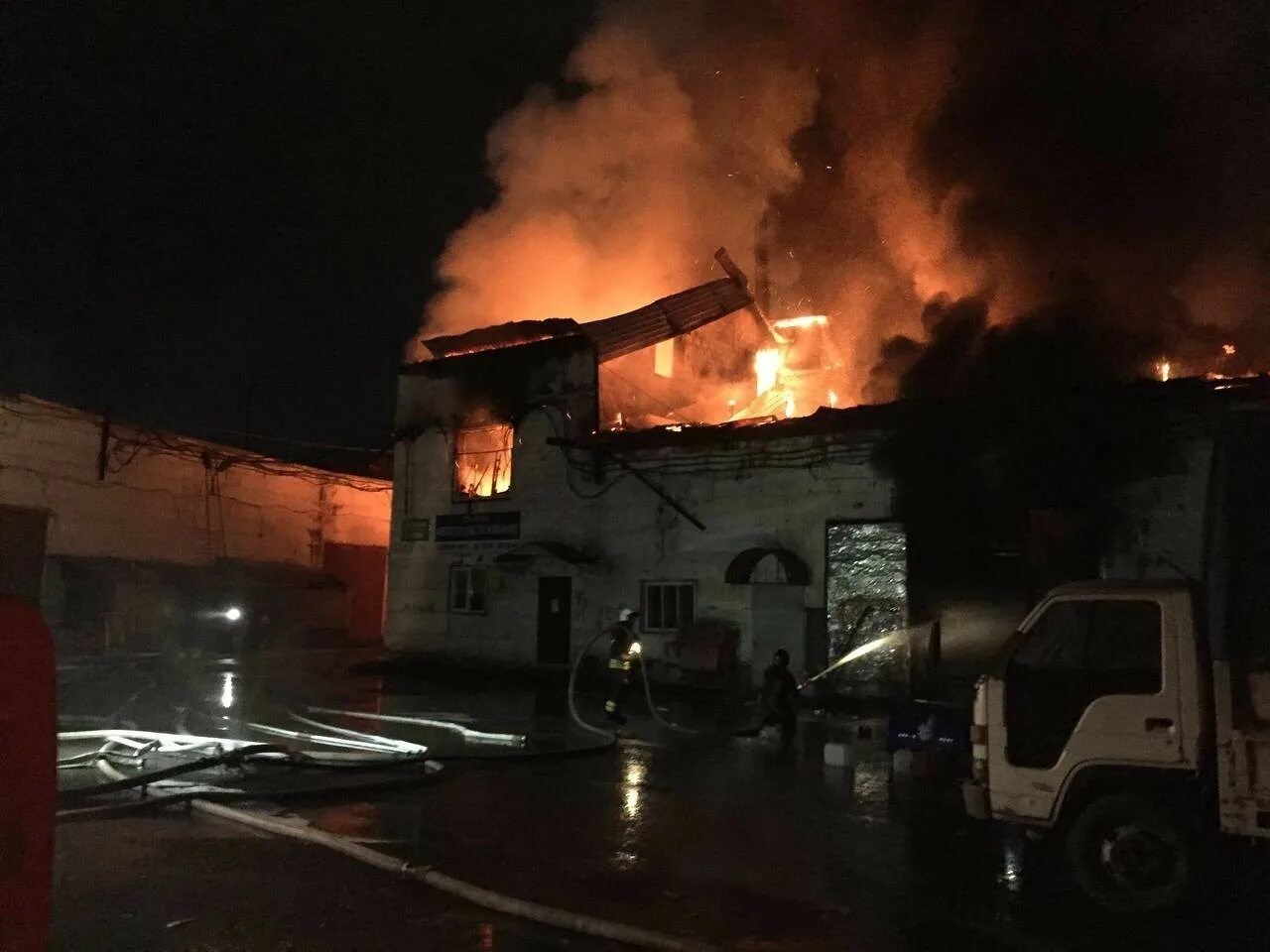 Где сегодня ночью был пожар. Пожар ночью. пожар в здании. пожары в производственных зданиях. пожарные ночью.
