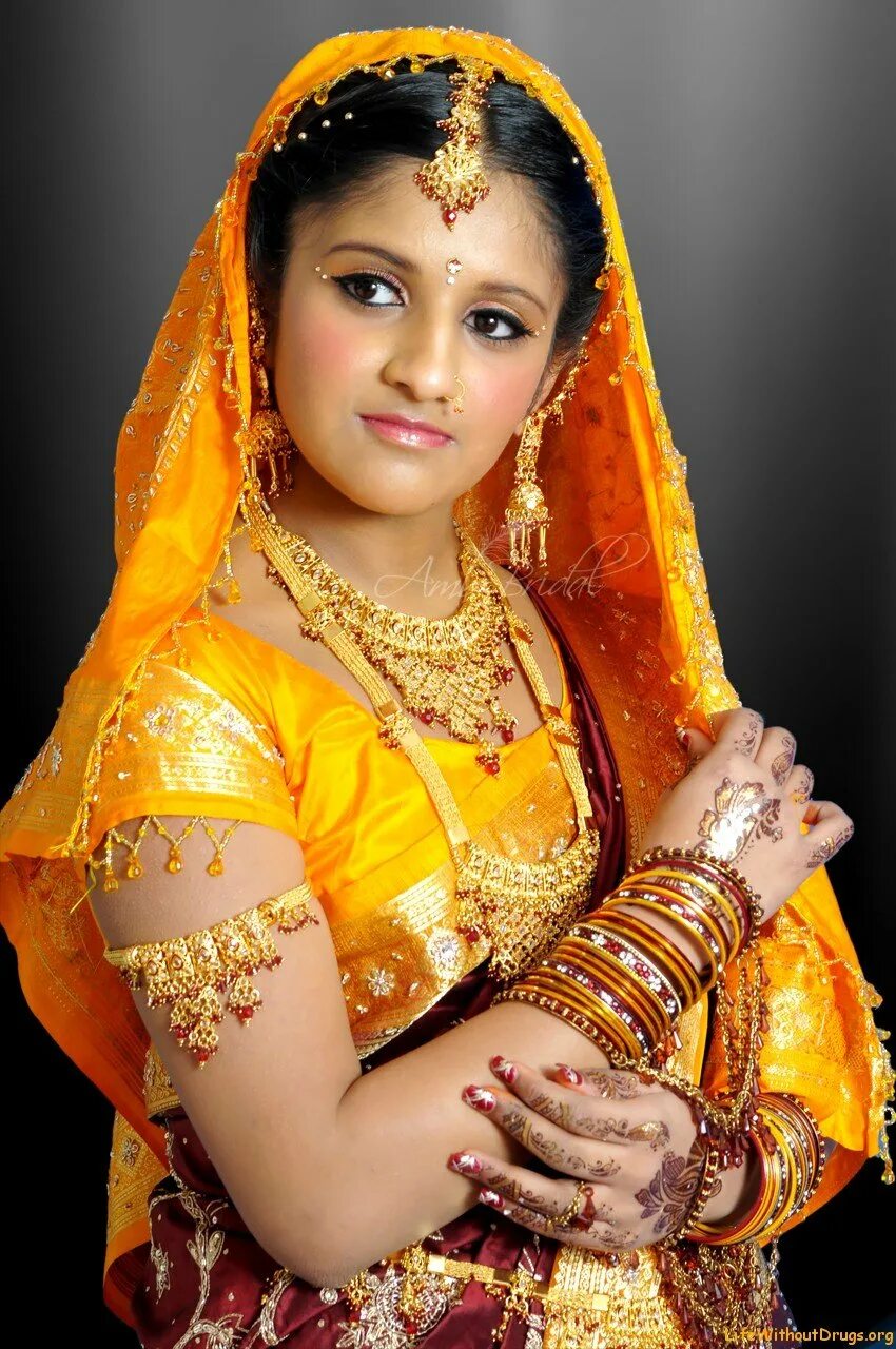 национальная одежда индии. индийцы в национальных костюмах. народы индии хиндустанцы. хиндустанцы в национальных костюмах. в индии национальный.