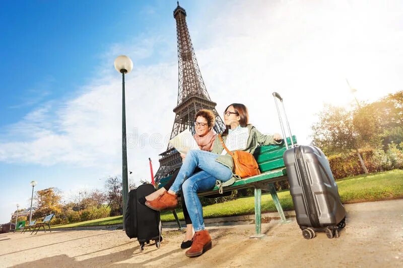 Tourism reading. Эйфелева башня и чемоданы. Франция фото туристов. Французский для туристов. Правила для туристов во Франции.