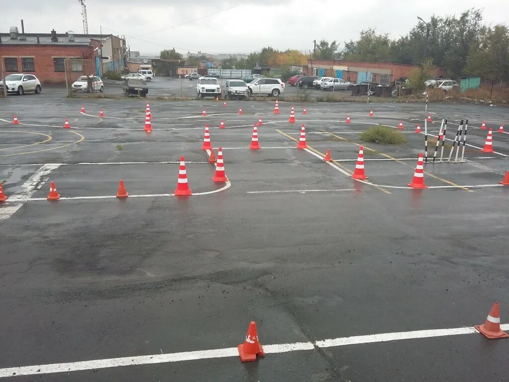 Гоночные трассы омск. Автодром на завертяева омск. Площадка для вождения казань актайская. Автодром алма атинская 29. Автодром омски область.