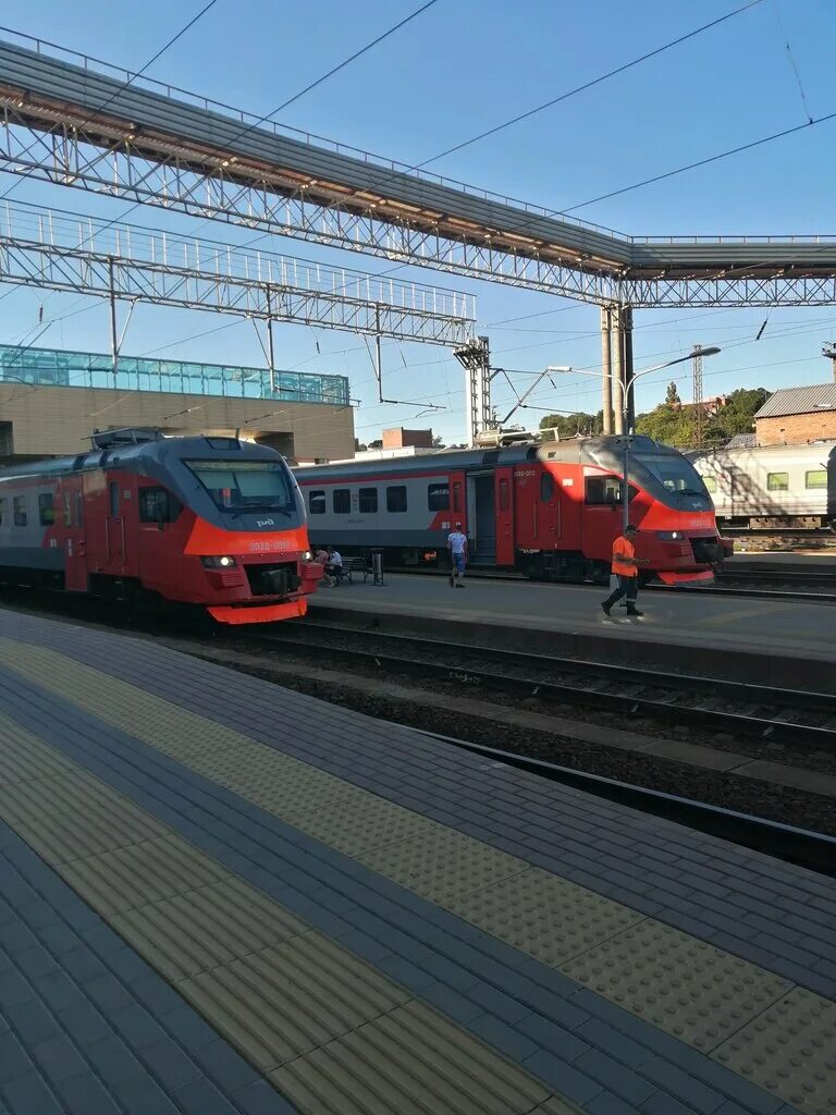 Вокзал ростов главный внутри. Ростов на дону перрон жд вокзала. Жд станция ростов главный. Электрички. Ростов-главный, ростов-на-дону, привокзальная площадь, 1/2.