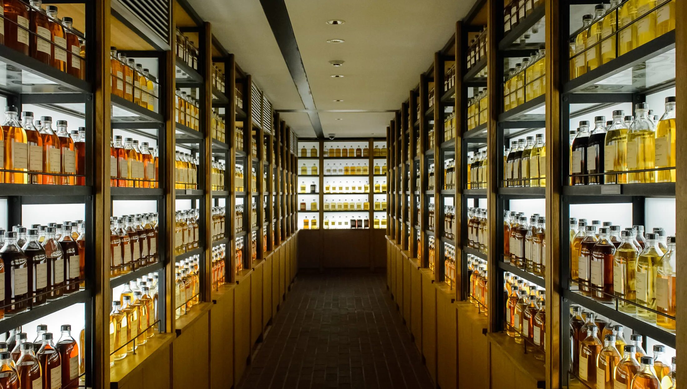 комплектовщик на склад. склад алкогольной продукции. алкогольный склад. работник склада. защита склада алкогольной продукции сеткой.