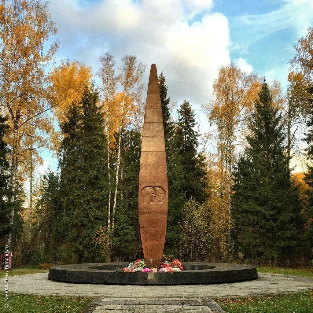 Мемориальный комплекс Гагарина Киржач. Киржач место гибели Гагарина. Мемориал Гагарину в Киржаче. Место гибели Гагарина и Серегина мемориал.