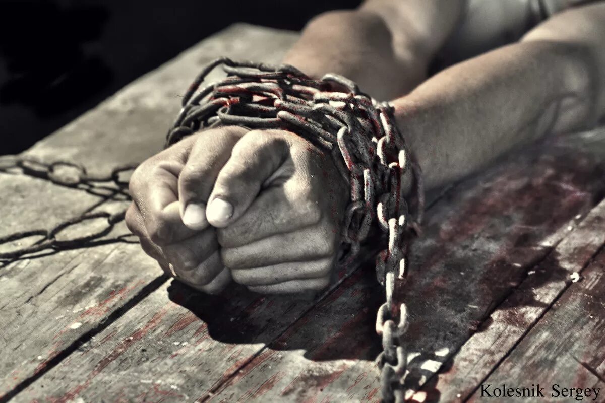 Руки в наручниках любовь. Цепь на руку мужская. Цепи оковы. Песня даже если руки закованы. Руки, запястья которых закованны в массивные цепи.