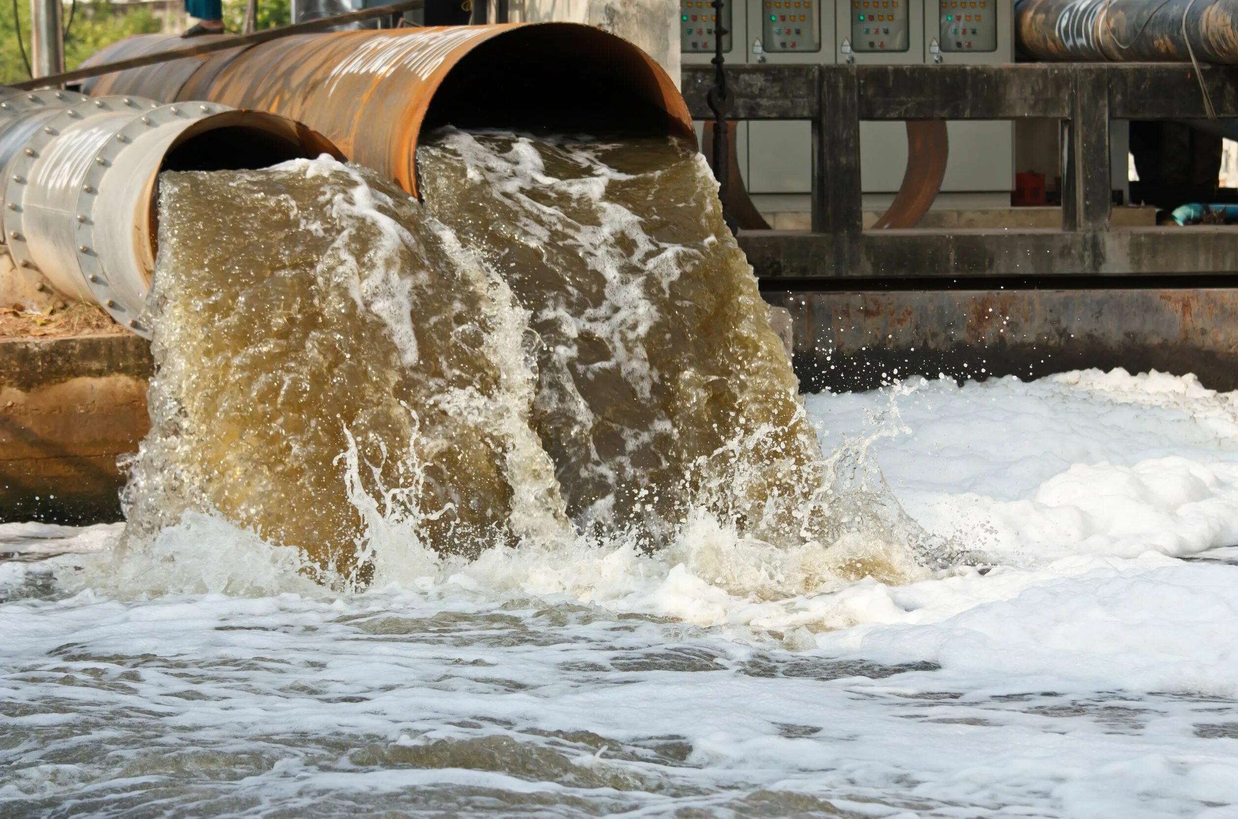 Сброс отходов в воду. Астрводоканал Астрахань. Сточные воды. Загрязнение воды. Промышленные сточные воды.