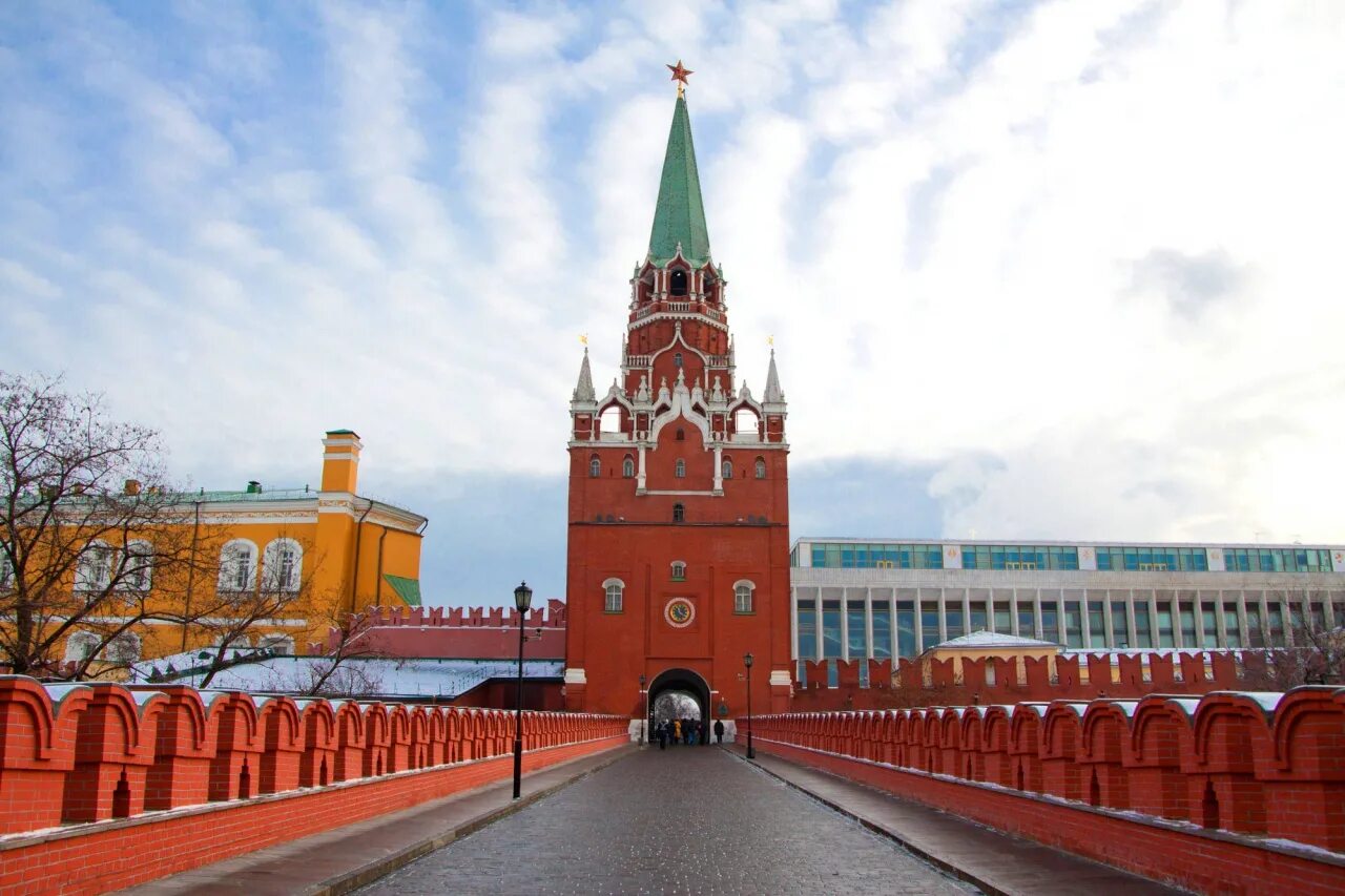 Изображения башен московского кремля. Троицкая башня московского кремля. троицкая башня московского кремля 1495. сенатская башня московского кремля. троицкая и кутафья башни.