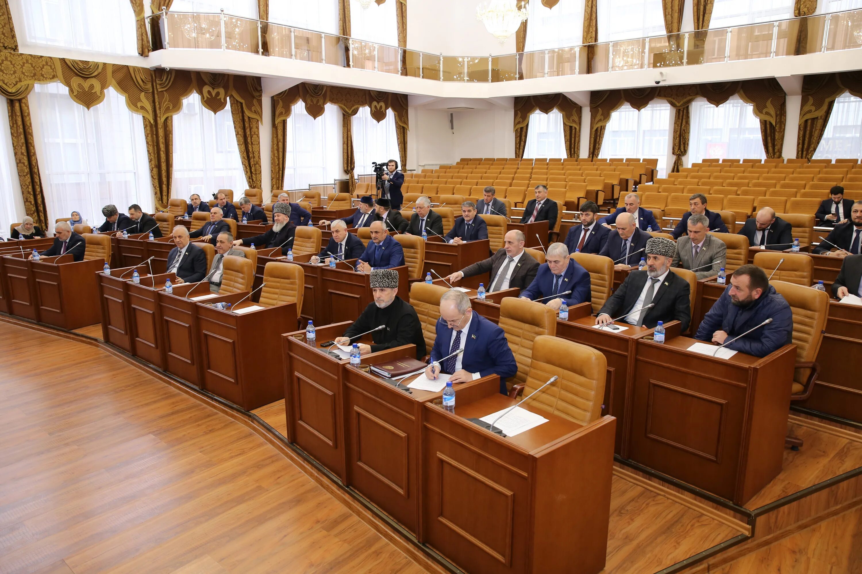 Высший орган парламента. Парламент Чеченской Республики. Чеченская Республика Законодательное собрание. Парламент Чечни зал. Заседание парламента.