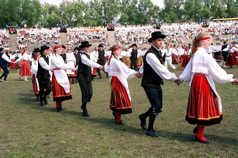 Видео 1 национальный. Народные танцы Эстонии. Эстонский народный танец. Эстонские национальные танцы. Эстонский национальный праздник.