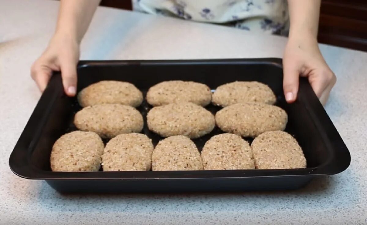 Куриные котлеты в духовке сочные. Котлеты запеченные в духовке. Мясные котлеты в духовке. Мясные котлеты в духовке. Сформовать котлеты.