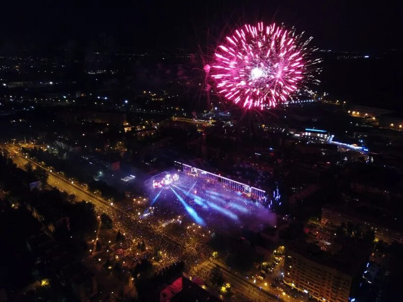 Развлечение 9 мая. День города Домодедово. Салют Домодедово Подмосковье. Городской праздник аттракционы. С днём города Домодедово поздравления.