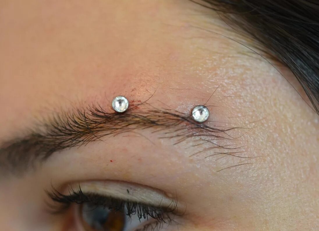 диагональный пирсинг брови. пирсинг брови вертикальный. со скольки лет можно проколоть бровь. со скольки лет можно проколоть бровь. горизонталтныйпрокол брови.
