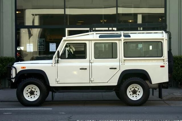 Defender 170. Land Rover Defender 110 колеса штатные Сток. Поперечины Лэнд Ровер Дефендер 110. Стойки дверей Land Rover Defender 110. Дефендер 110 на 32 колесах.