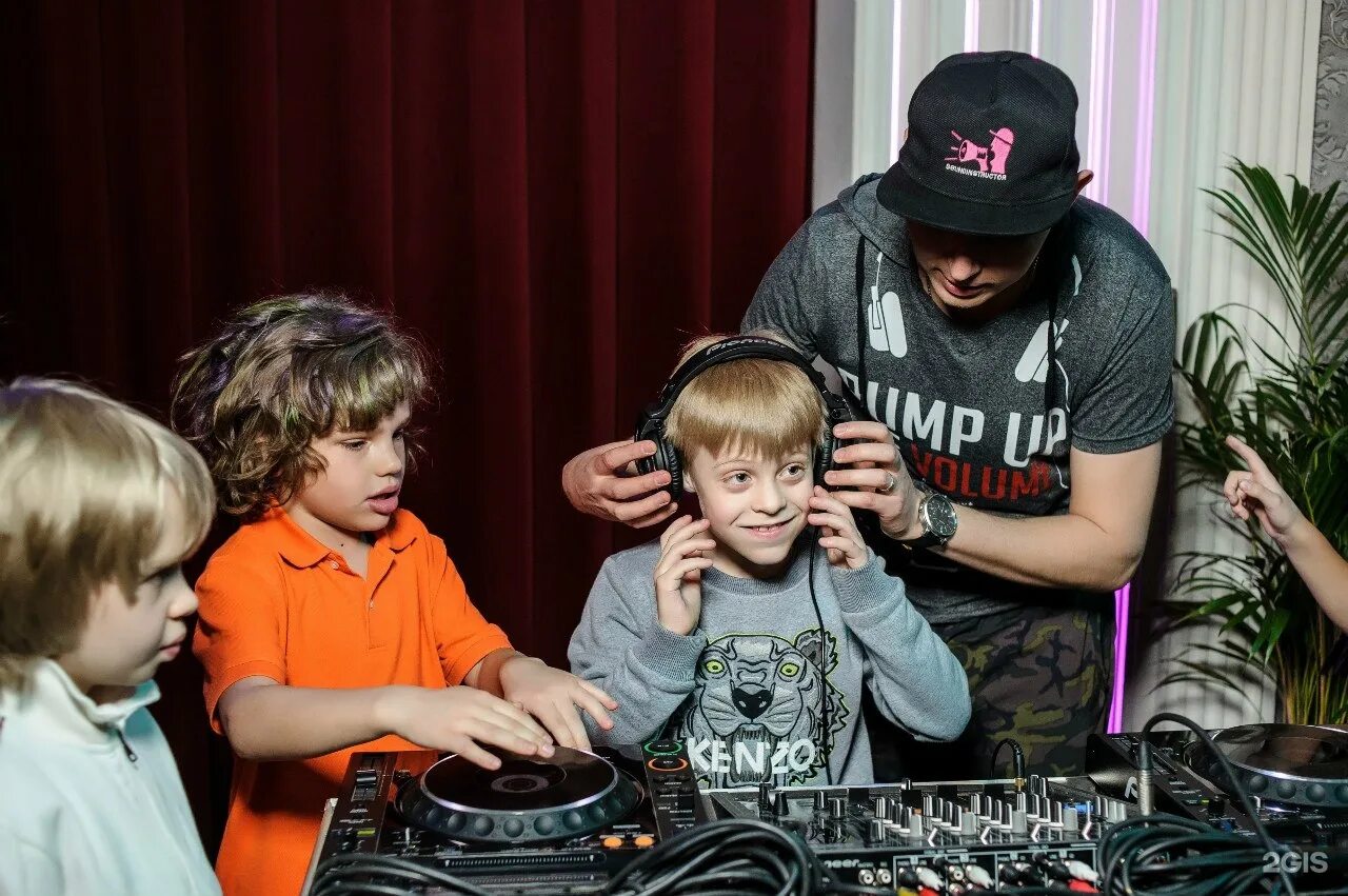 Школа диджеев. Школа диджеев. Диджей маршала скрывает свою лицо. Dj школа. Дискотека в школе диджей.