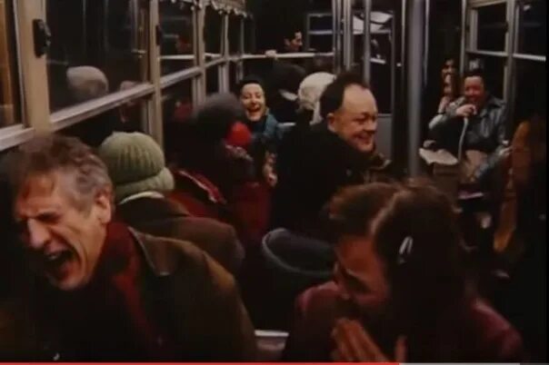 В автобусе ехало несколько. Автобус смеха. Смеются в автобусе. Смех в общественном транспорте. Люди смеются в маршрутке.