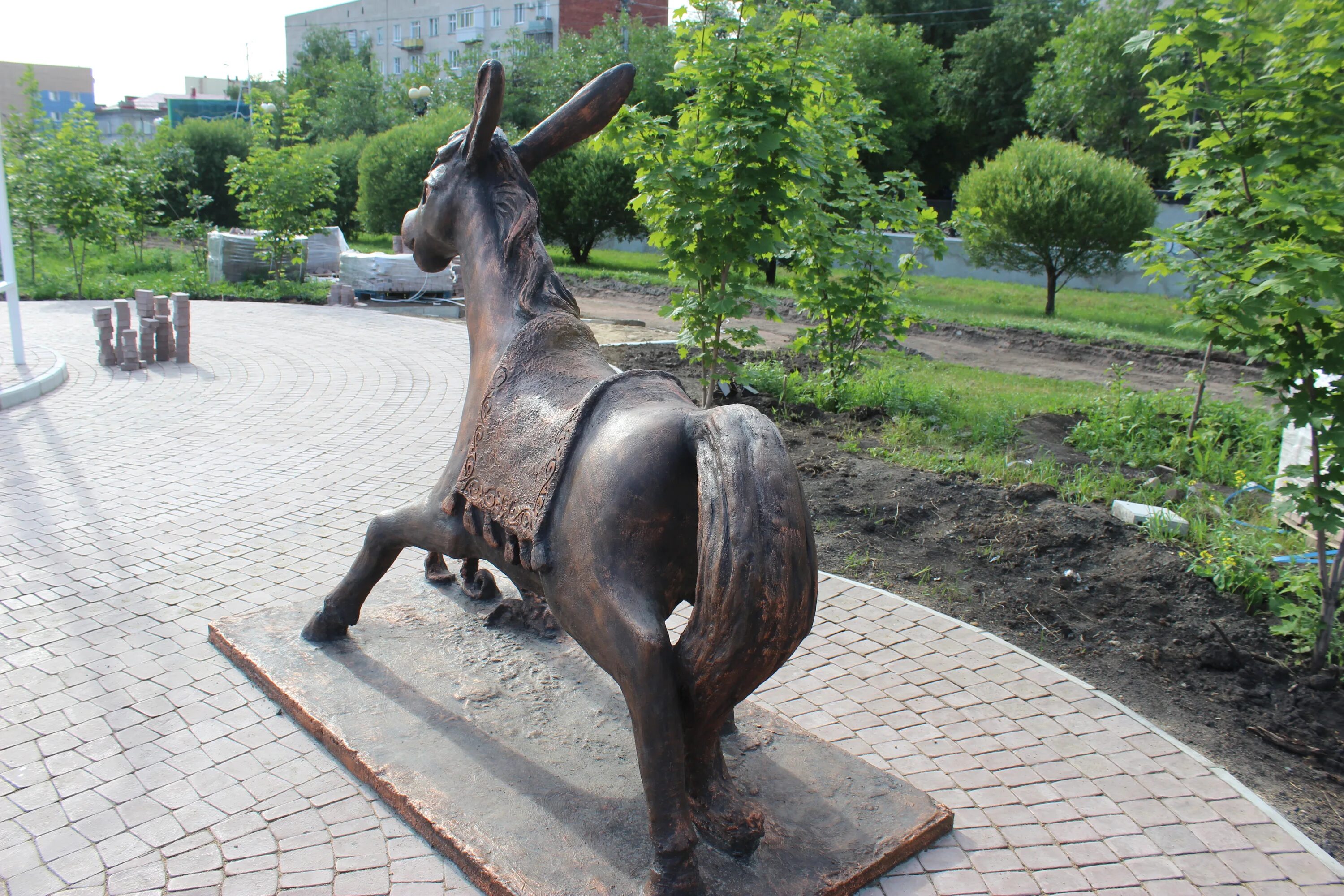 Скульптура конек горбунок. Скульптура конек горбунок Омск. Памятник горбунок Омск. Конек горбунок скульптура. Конек горбунок статуя в Омске.