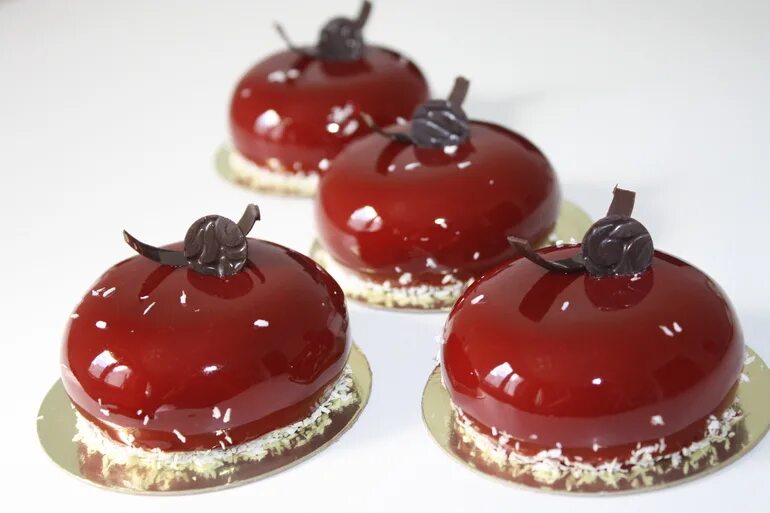 клубничное муссовое пирожное. муссовые птифуры. муссовый торт клубничный мохито. муссовое пирожное "тиффани". оригинальные десерты.