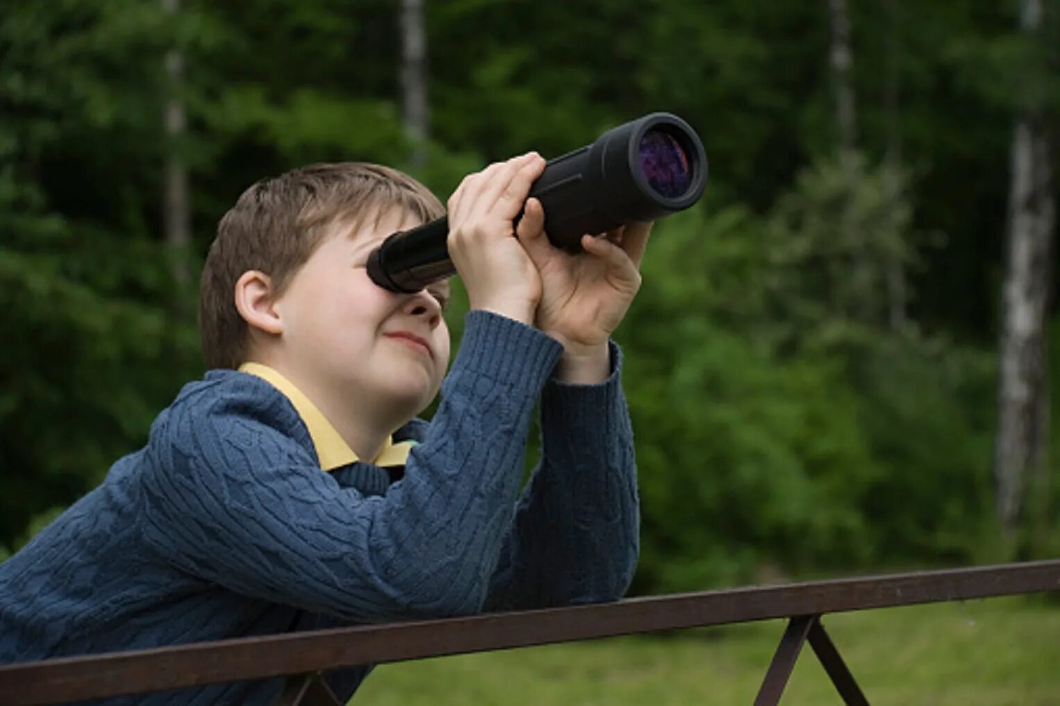 Наблюдение за животными какая наука. За тобой следит подзорная труба. Мальчик мальчик смотрит в подзорную трубу. Фото маленького мальчика смотрящего в телескоп из окна дома.