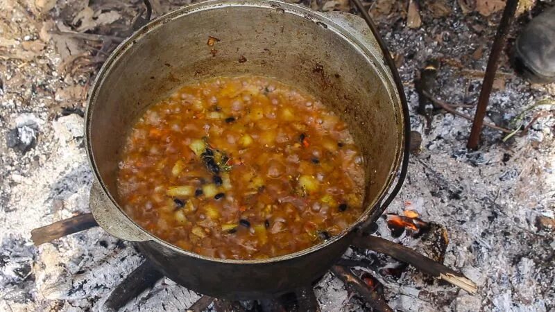 Плов на костре из свинины. Плов в афганском казане. Плов из свинины в казане на костре. Плов в казане на костре из свинины. Плов со свиными ребрышками в казане.