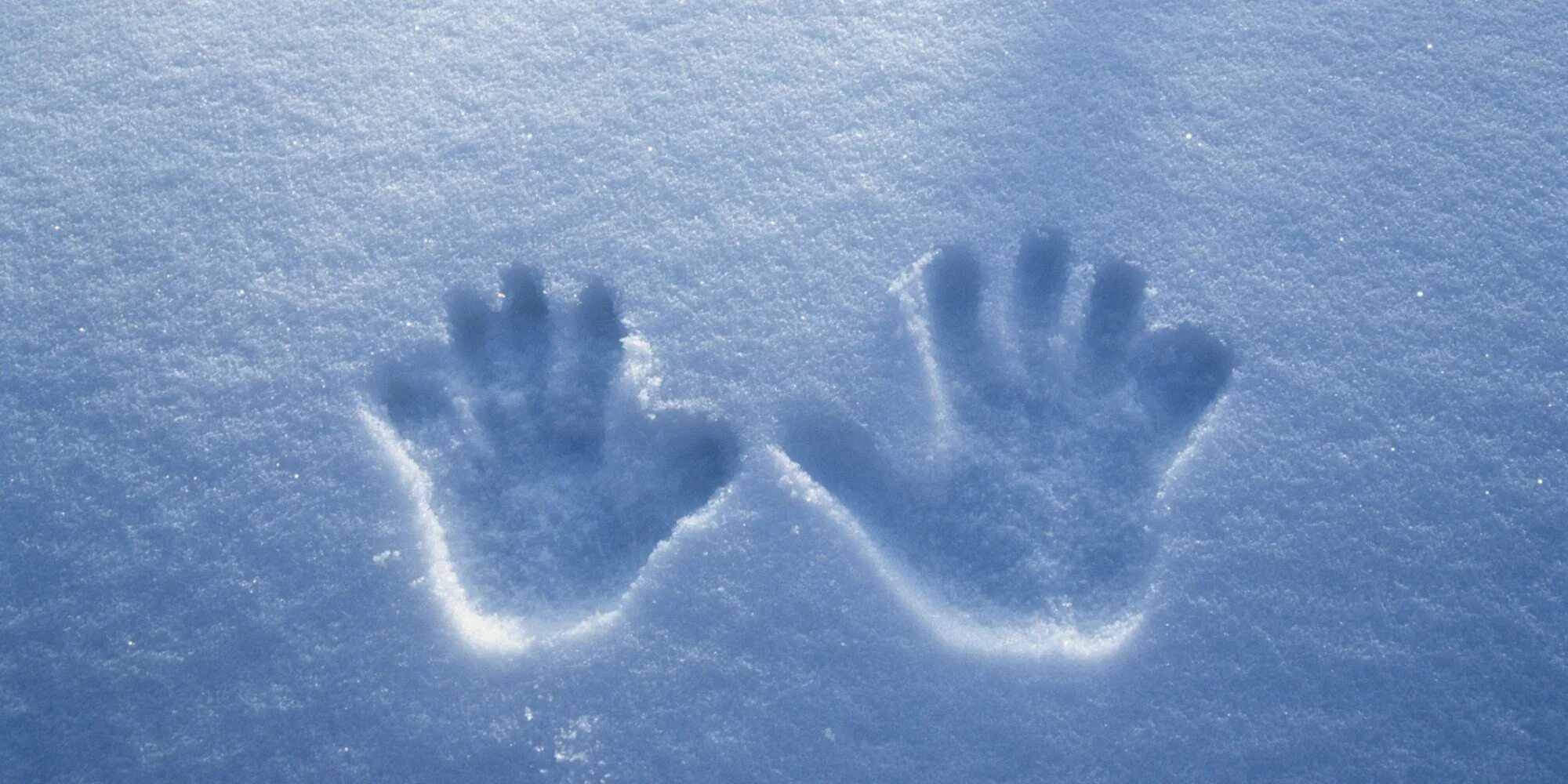 Следы в виде воды. Следы на снегу. Следы человека на снегу. Отпечаток на снегу. Детские следы на снегу.
