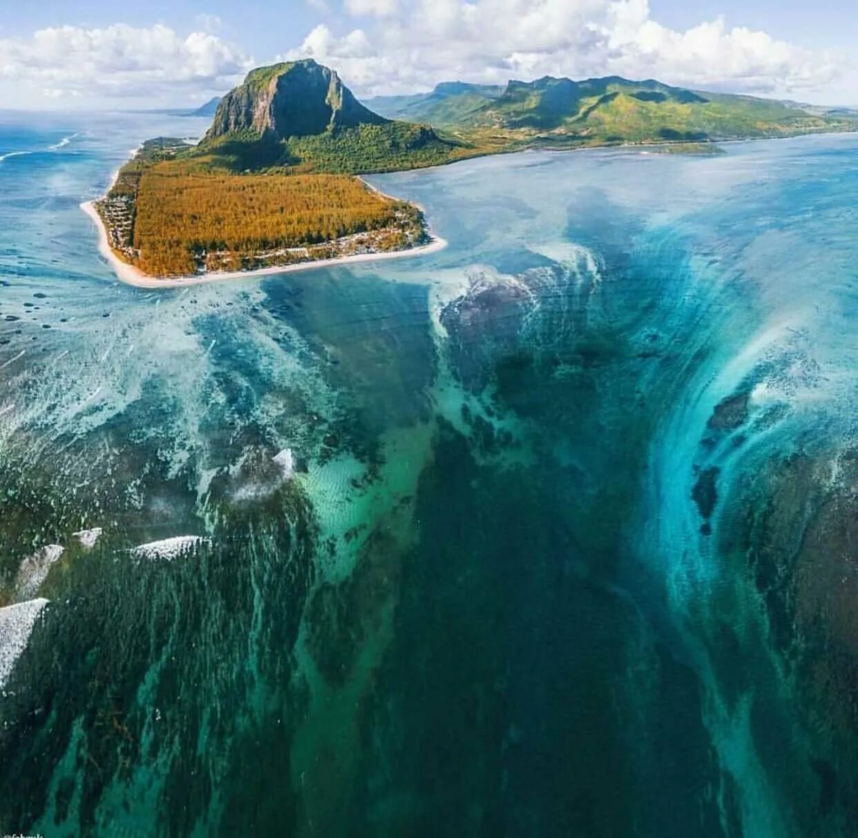 Маврикий океан. Подводный водопад Ле Морн Брабан. Леморн Брабант Маврикий. Ле-Морн-Брабан, остров Маврикий. Леморн Брабант Маврикий водопад.