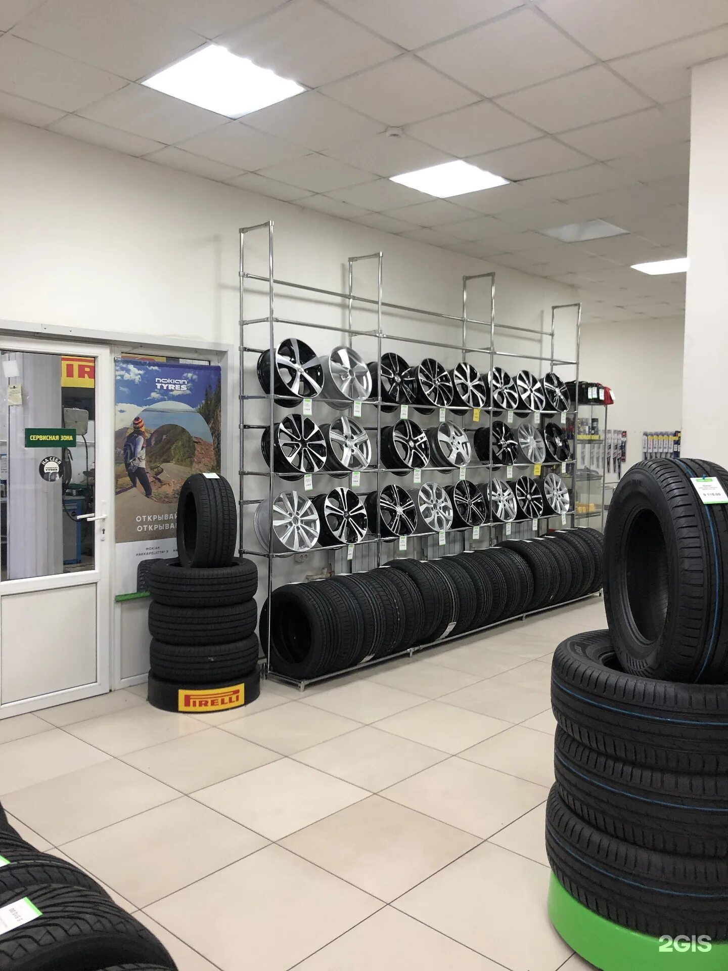 торговый зал шин и дисков. сет суши даром 2. торговая площадь ул неделина липецк. шины даром. автошины магазин.
